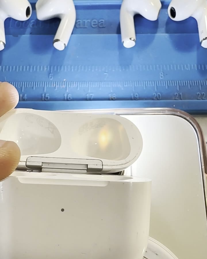 3. Antennas in the case lid.